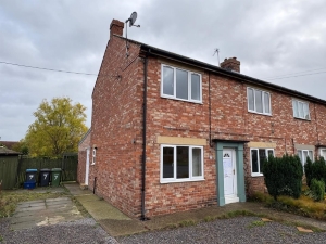 7  GLEBE SQUARE, LEEMING BAR